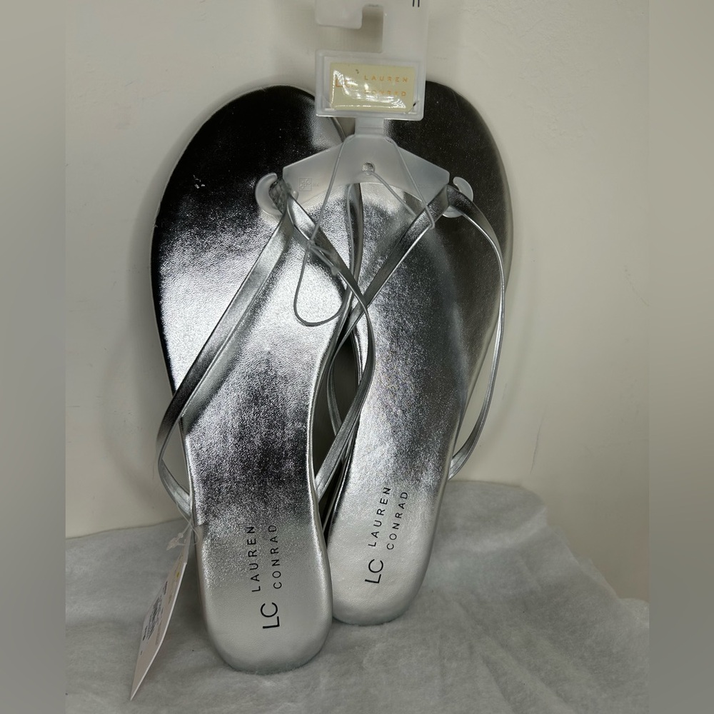 LC Lauren Conrad Thong Slippers Sz 11 Silver
